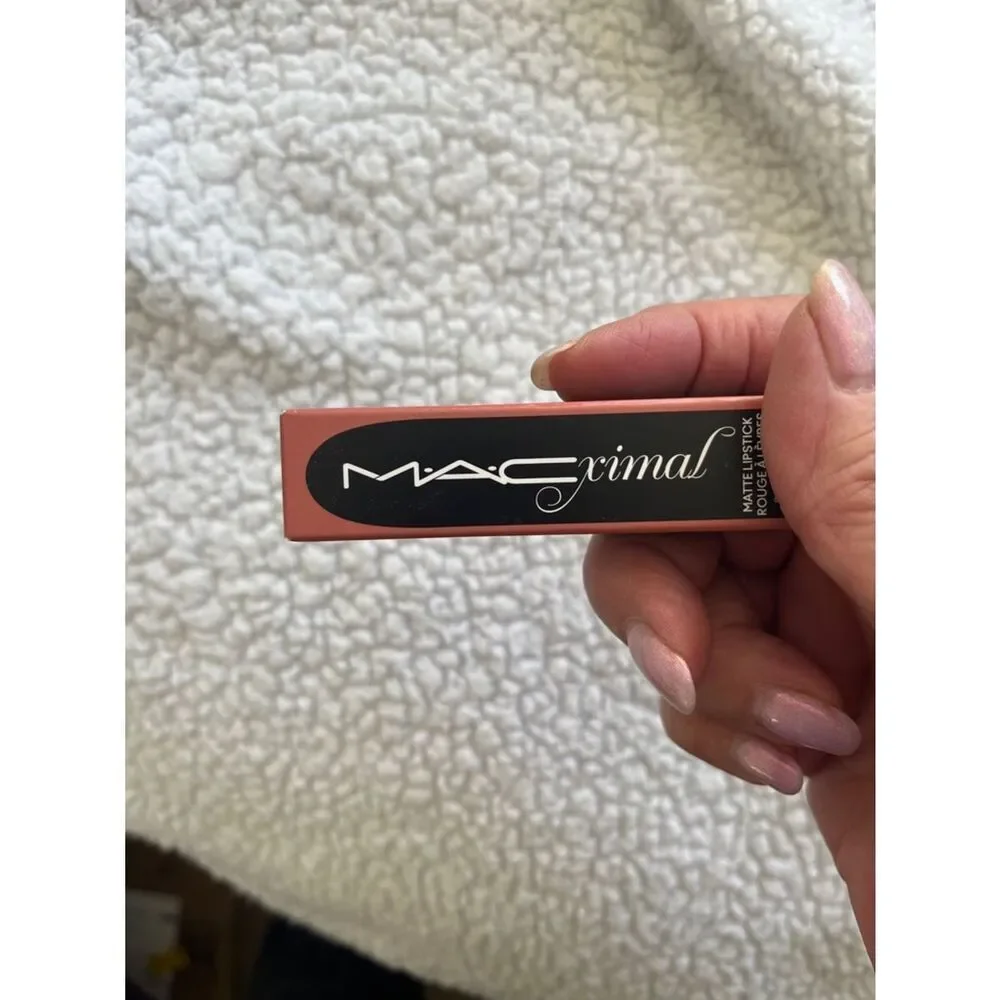 MACximal  Matte Lipstick -kinda sexy